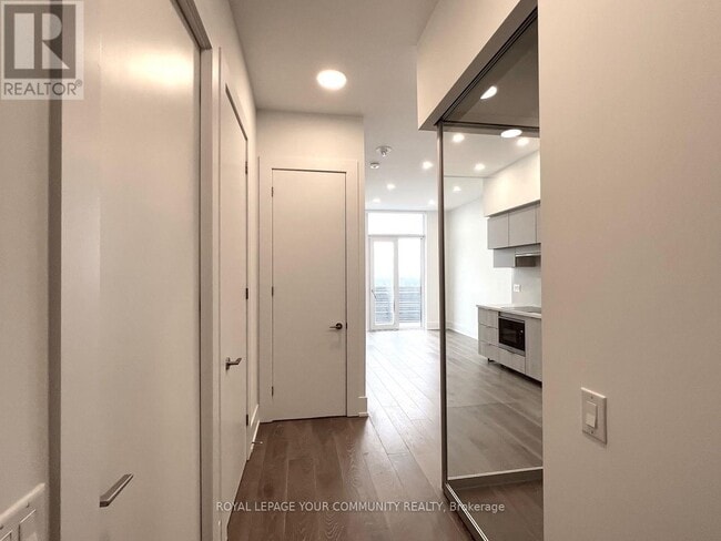 Building Photo - 39-4439 Roehampton Ave