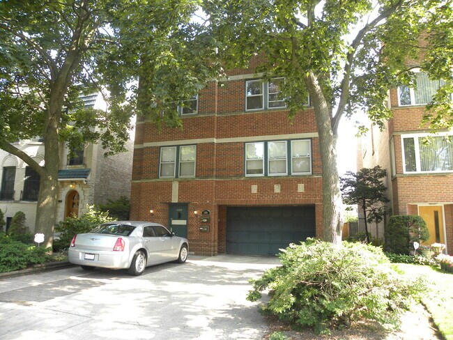 Building Photo - 1104 Hull Terrace
