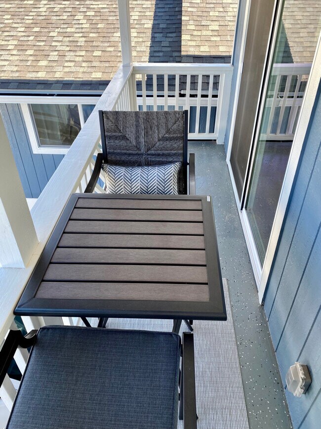 Outdoor lanai dining area - 3746 Kilauea Ave
