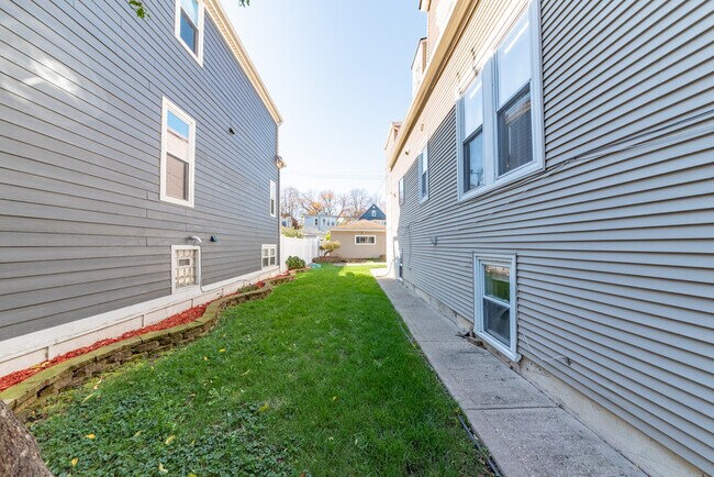 Building Photo - 4330 N Ridgeway Ave