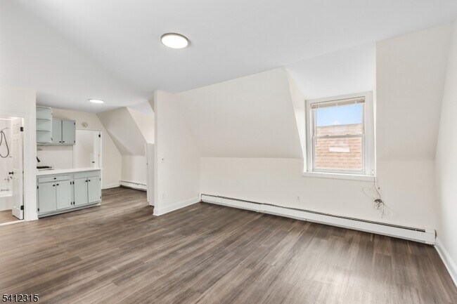 Building Photo - 676 Chestnut St