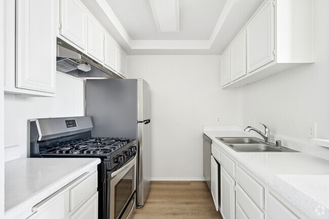 2BR, 2BA - 1050SF - Kitchen - Hyde Park