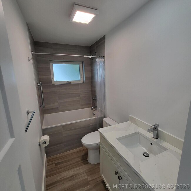 Building Photo - 809 NW 30th Ct