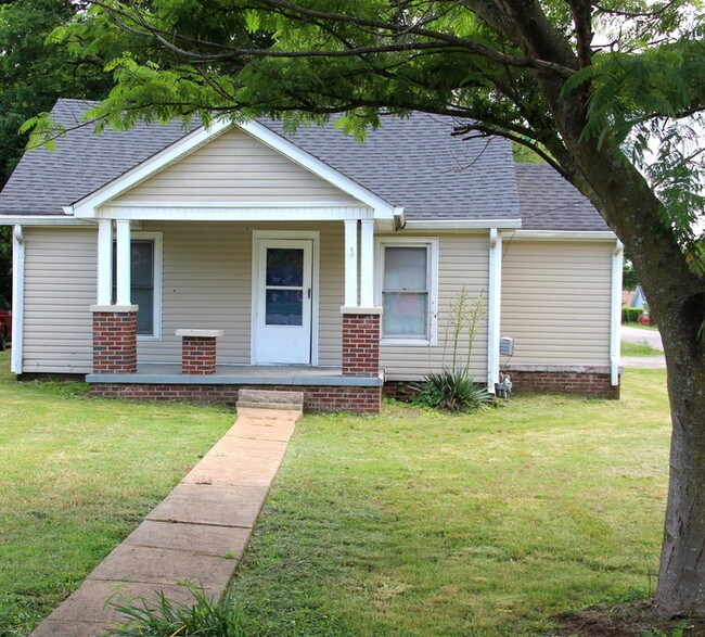 Building Photo - 400 Maple St