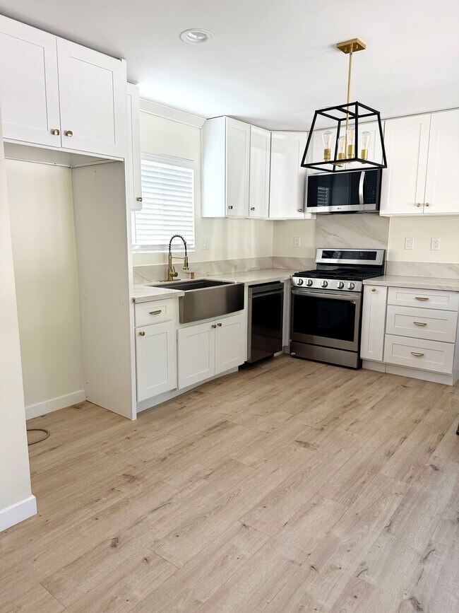 área de cocina/refrigerador - 10705 Dorothy Ave