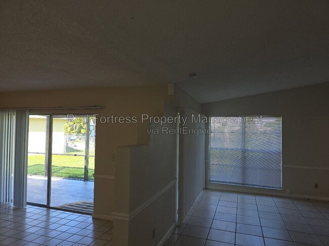 Foto del edificio - 1049 Ridgeway Dr