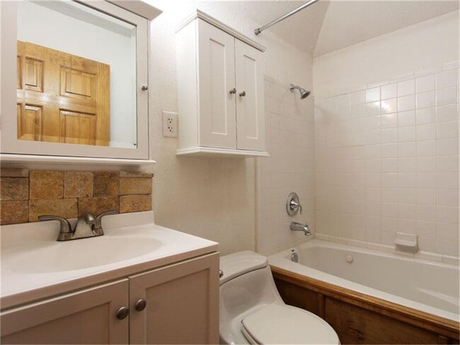Building Photo - 4904 Chenevert St