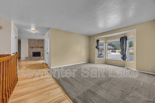 Building Photo - 567 N Allanwood Pl