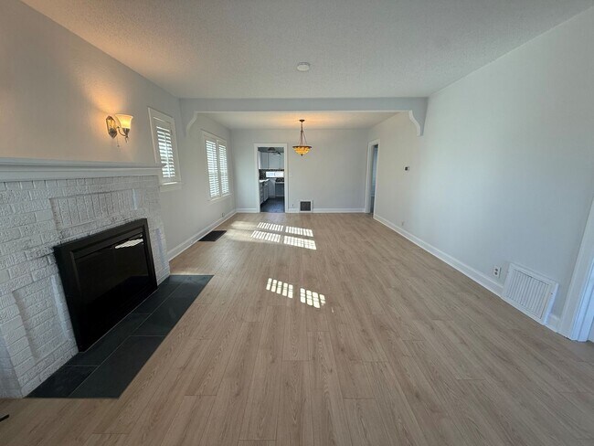 Foto del edificio - Now renting 4 bedroom House