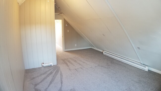 3rd floor back Bedroom - 24 Epping St