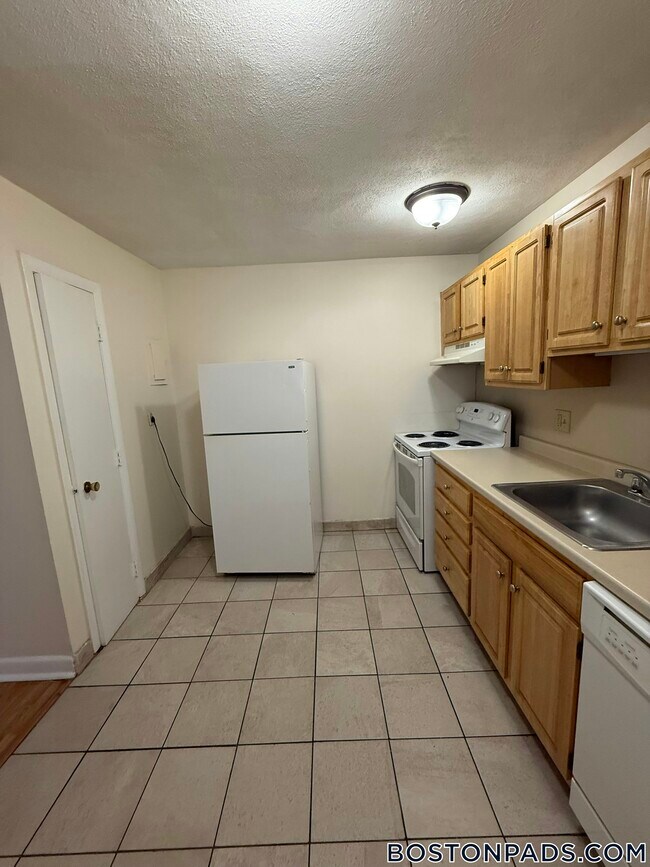 Building Photo - 84 Gardner St