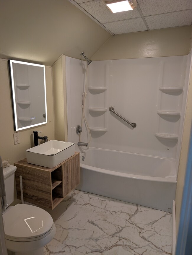 Baño nuevo - 212 Howard St