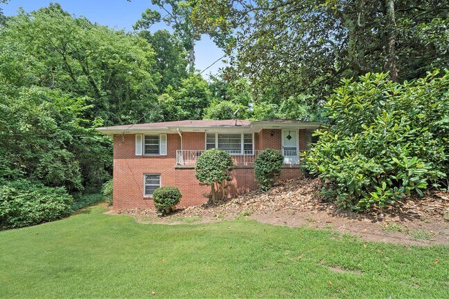 Foto del edificio - 702 Luckie Ln NE