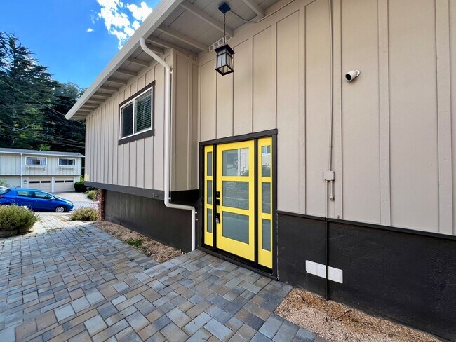 Building Photo - Remodeled 3 Bed, 2 Bath Home near the Beac...