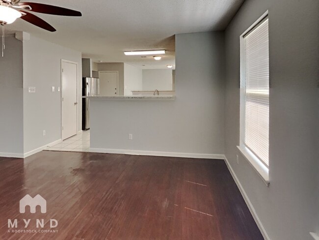 Foto del edificio - 909 Shady Brook Ln