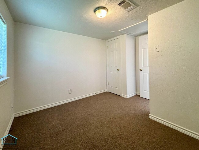 Building Photo - Charming and Convenient 2 bed/1 bath home,...