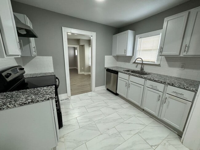Building Photo - COMING SOON! Newly Renovated 3 Bed, 2 Bath...