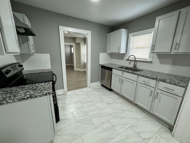 Building Photo - Newly Renovated 3 Bed, 2 Bath Home