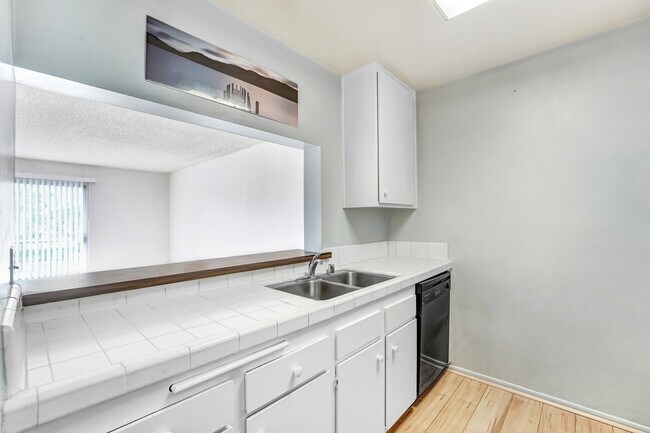 Foto del edificio - 5460 White Oak Ave