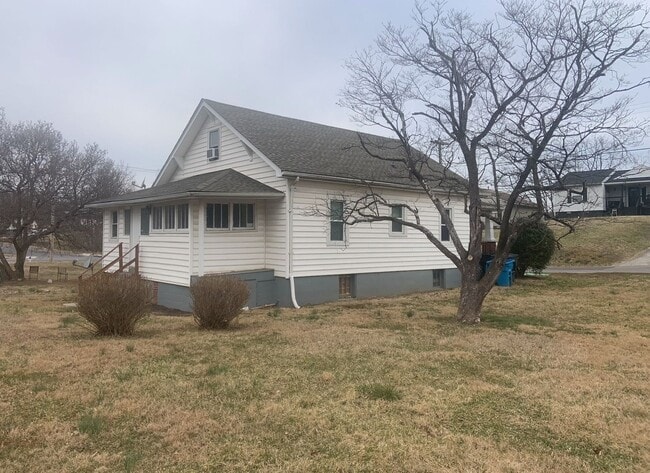Building Photo - Spacious 3BR House in NW Roanoke. Availabl...