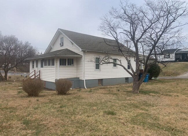 Foto del edificio - Spacious 3BR House in NW Roanoke. Availabl...