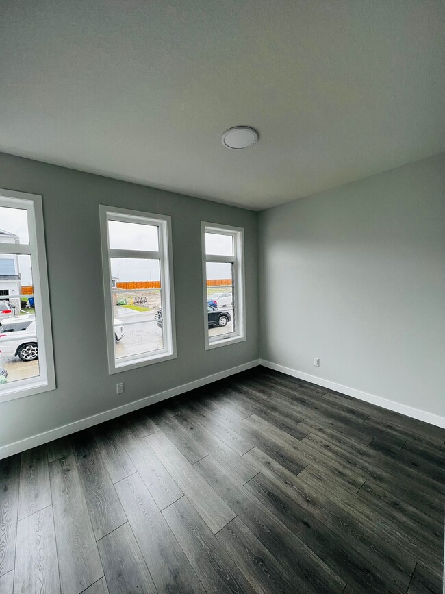 Photo du bâtiment - 538 Corner Meadows Way NE