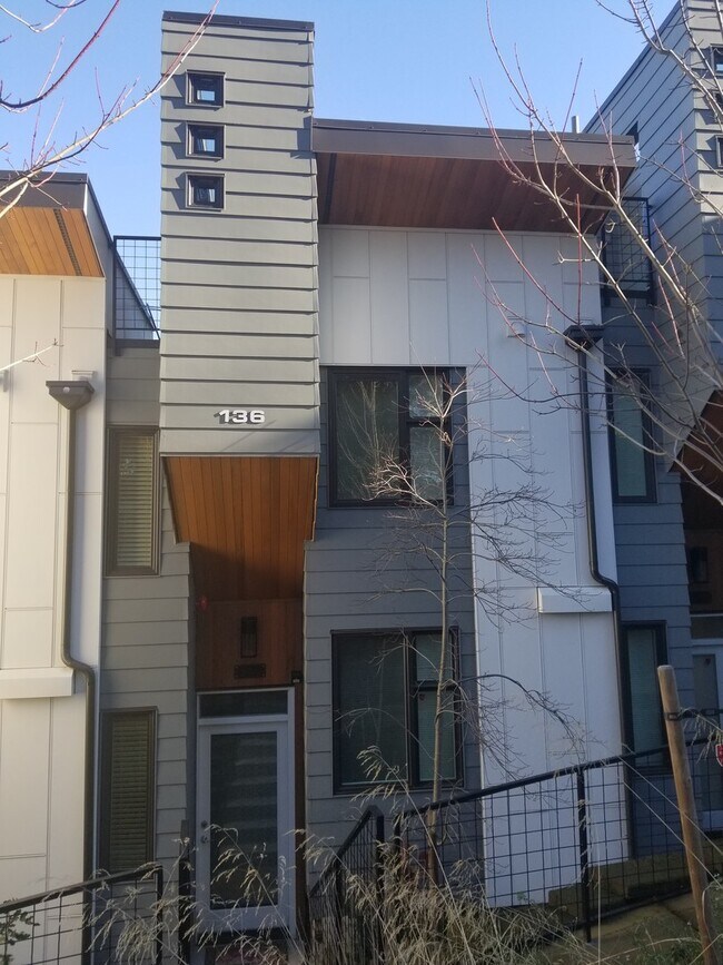 Foto del edificio - Spacious and modern townhome in Downtown Bellevue