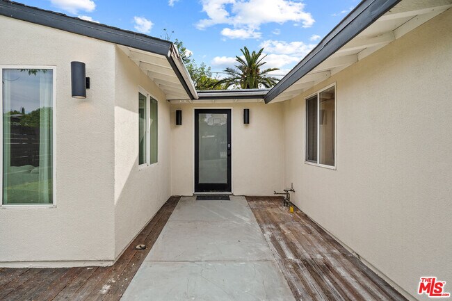 Foto del edificio - 20308 Mobile St