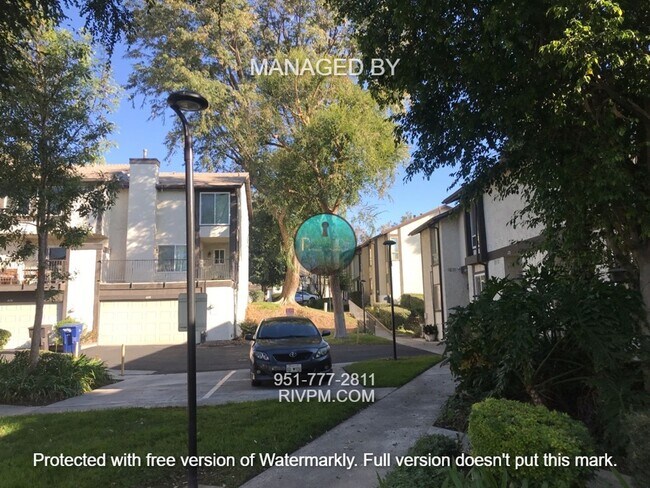 Foto del edificio - Beautiful townhome on a cul-de-sac at the ...