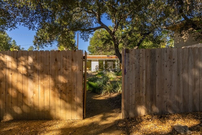 Building Photo - Downtown bungalow