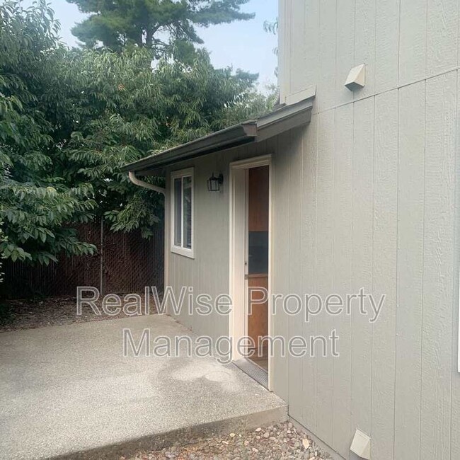 Building Photo - 210 3rd St