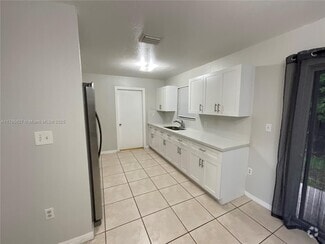 Building Photo - 211 SW 6th Ct