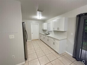 Building Photo - 211 SW 6th Ct