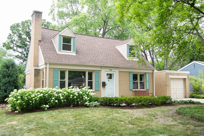 Foto del edificio - 706 Deerpath Dr