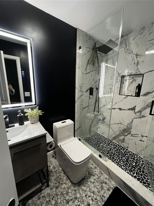 Foto del edificio - 6061 N Falls Cir Dr