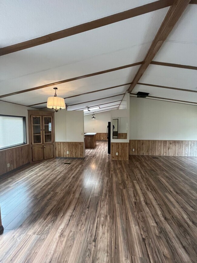 Foto del edificio - 3-Bedroom 2-Bathroom home with HUGE Shop in Cedar Flats