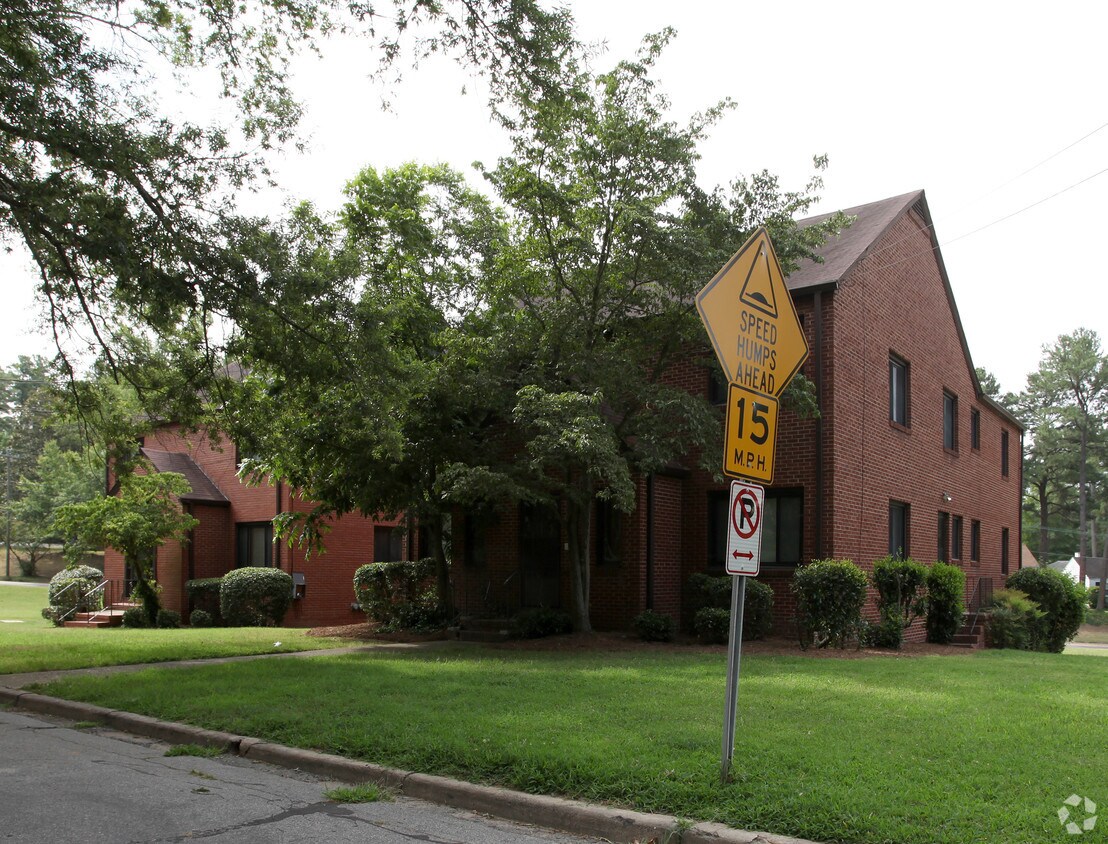 Building Photo - 107 Hilton Ave