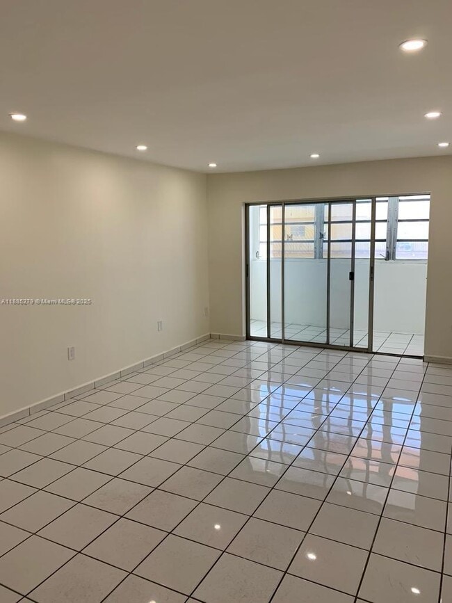 Building Photo - 1555 W 44th Pl