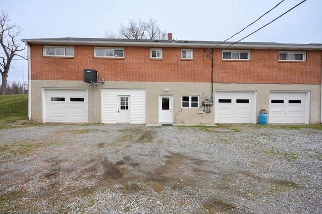 Building Photo - 2305 River Rd