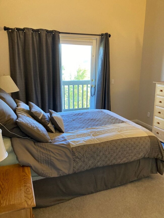 Foto del edificio - Bright and updated 3 bedroom with loft, In Unit Washer & Dryer, Large windows