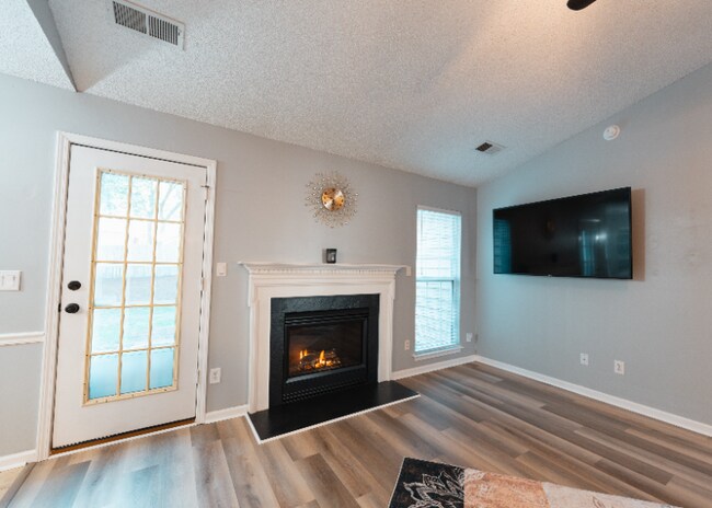 Foto del edificio - 7401 Starvalley Dr