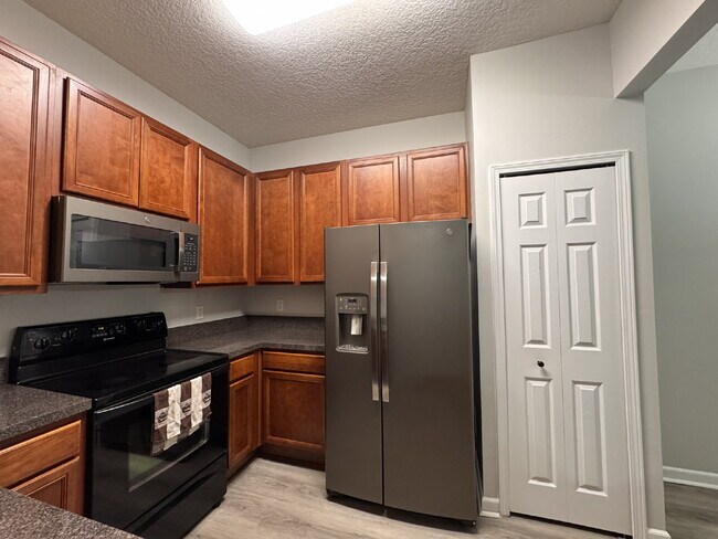 Foto del edificio - Modern 3rd-Floor Condo Near Beach & Southside
