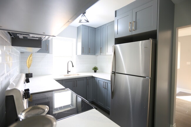 Building Photo - 2 Bedroom Upper Unit | All Utilities & Par...