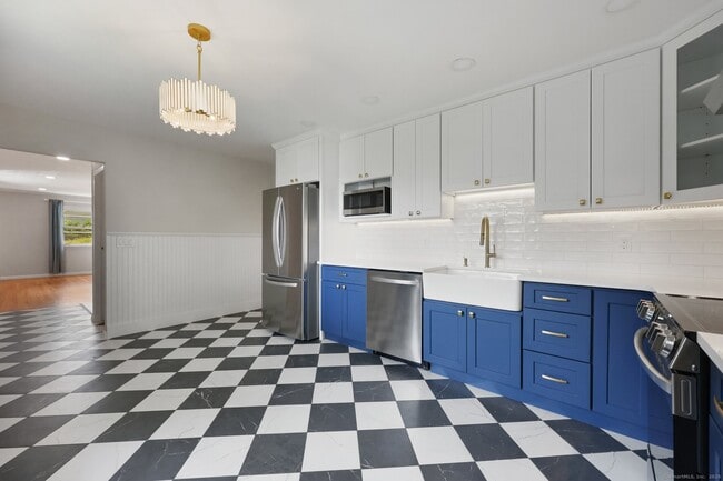 Building Photo - 13 1/2 Hickory Dr