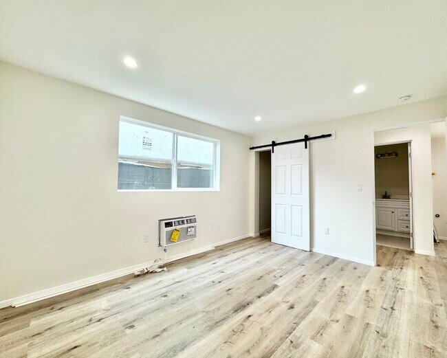 Foto del edificio - 14615 Gilmore St