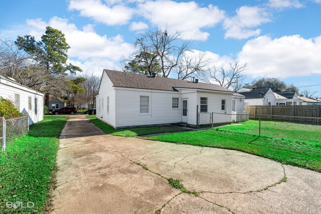 Building Photo - 4 BEDROOM 2 BATH MOVE-IN READY