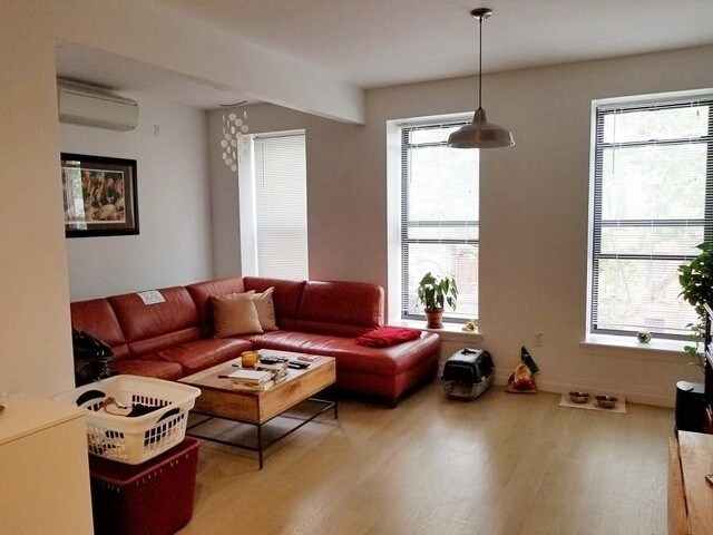 Primary Photo - 456 Quincy St