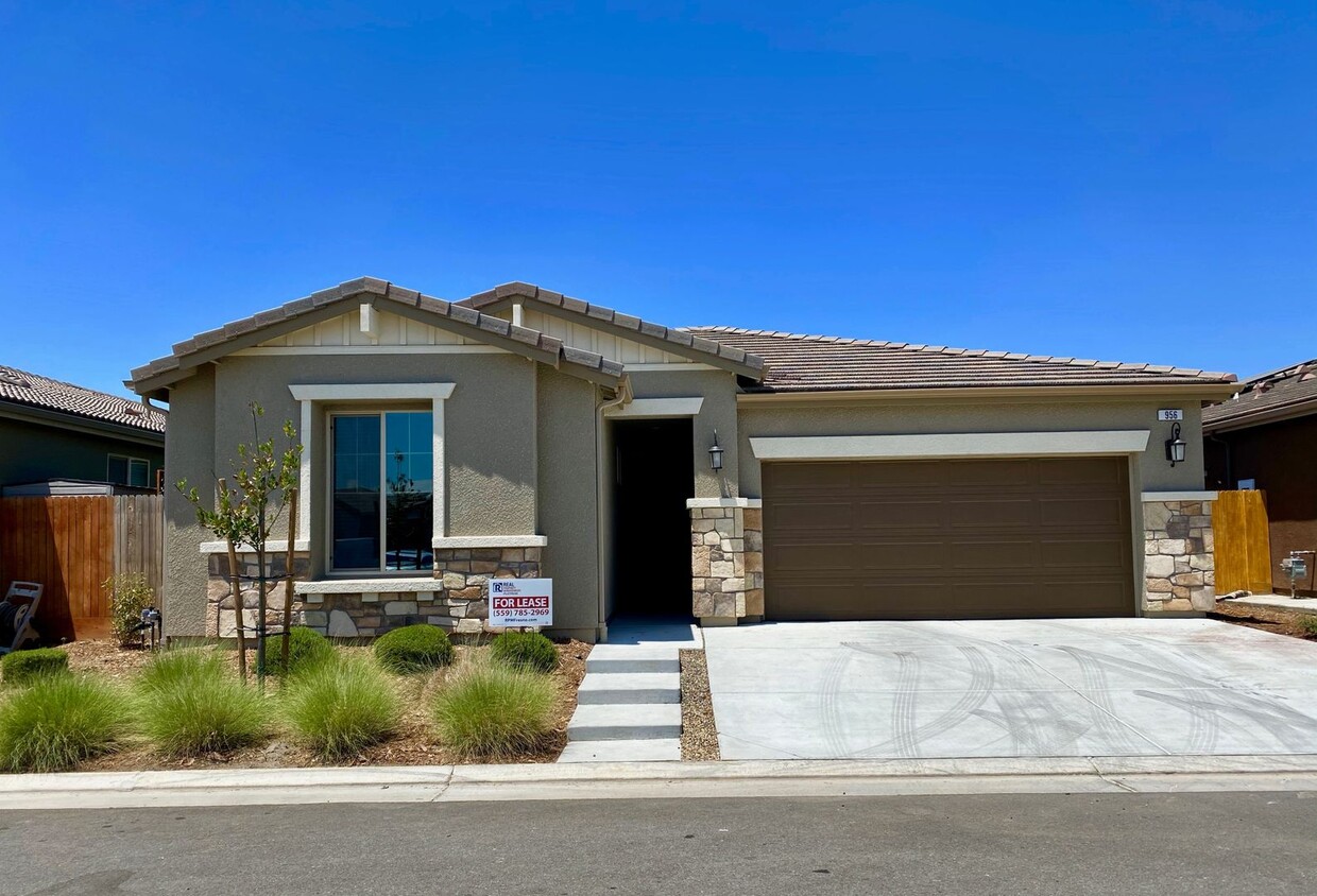Primary Photo - $2,650 Woodside Gated Community 4 Bdrm, So...