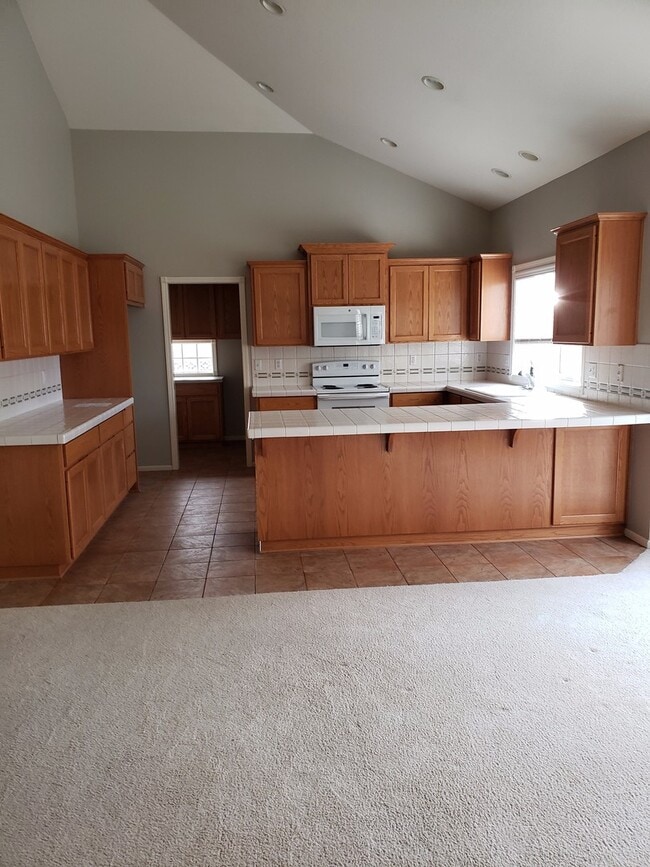 Building Photo - 1570 Kingston Way