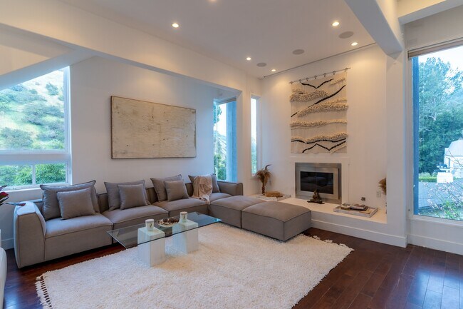 Foto del edificio - 1857 N Beverly Dr